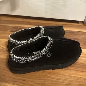 UGG Black Tasman Slippers size 7 Men’s 8 Women’s